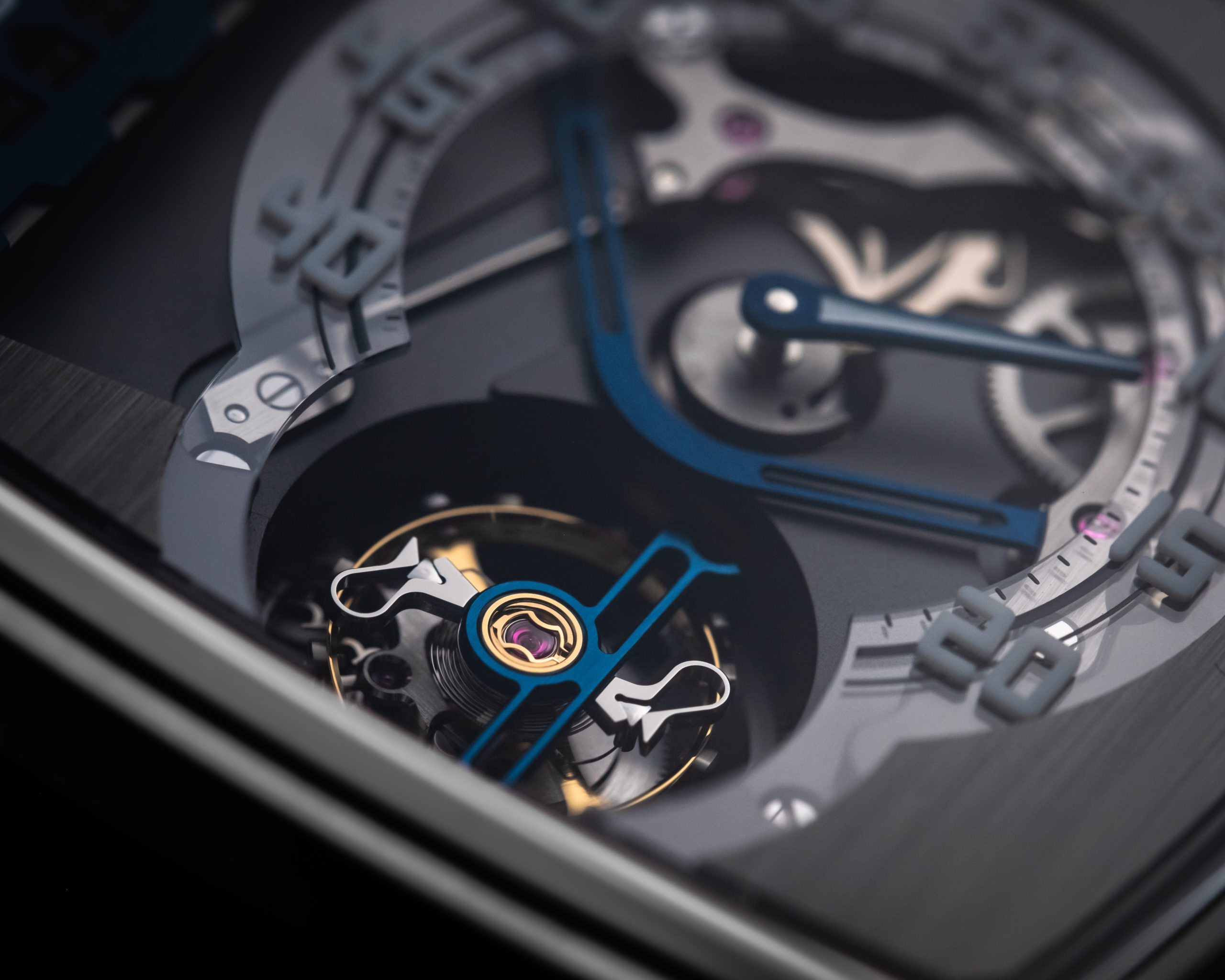 Hautlence_Linear_AD50_ST00_Lifestyle_03
